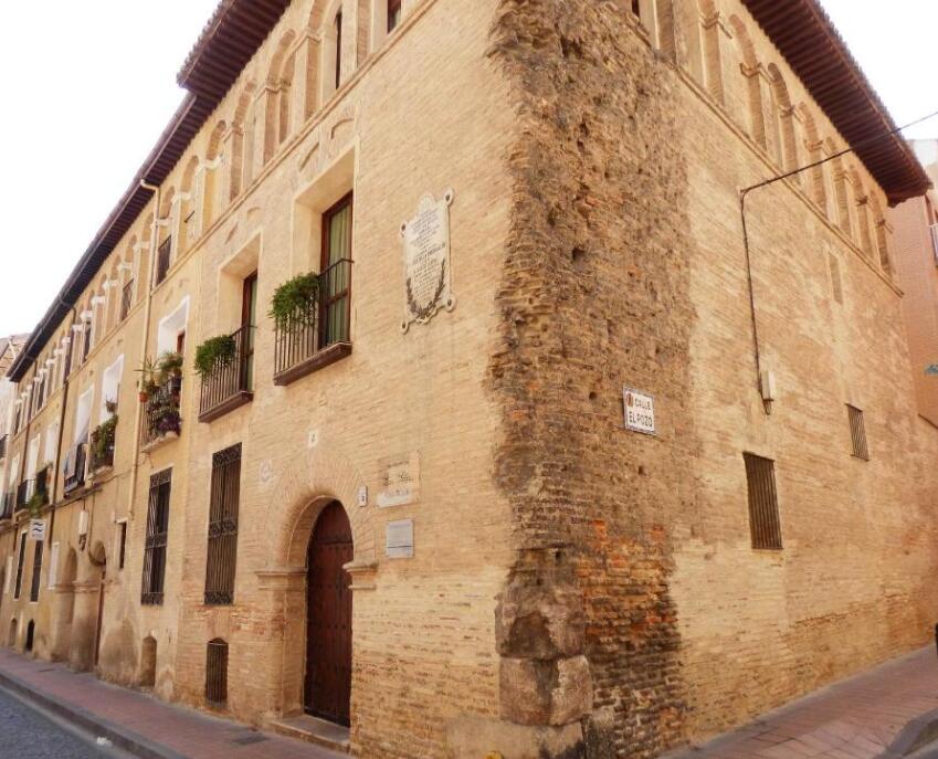 Casa Palacio de los Sitios — esquina C/ Doctor Palomar con C/ Pozo, Zaragoza. La esquina muestra el ladrillo literalmente deshecho por los impactos de la artillería napoleónica de 1808–1809.